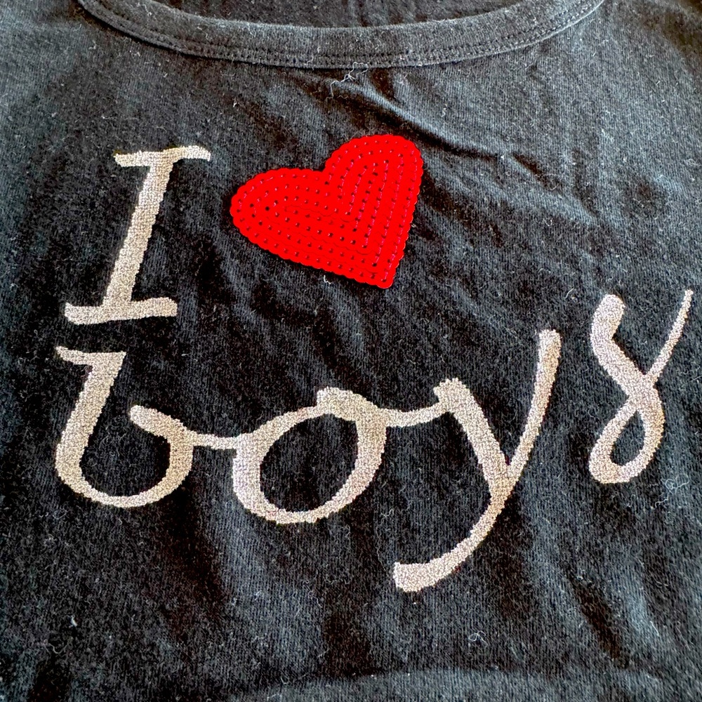 NWT “I ❤️ BOYS” “I LOVE BOYS” Graphic T-shirt with Red Sequin Heart ✨